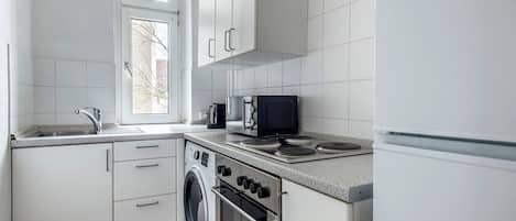 Een koelkast, een magnetron, een oven, een kookplaat