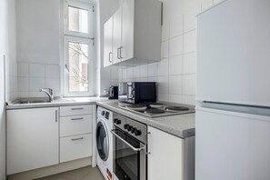 Kylskåp, mikrovågsugn, ugn och spishäll