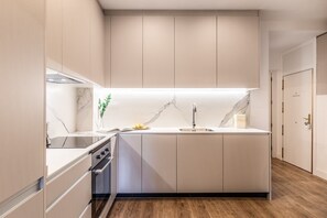 Kühlschrank, Mikrowelle, Ofen, Herdplatte