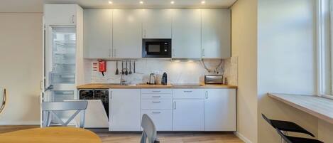 Mikrobølgeovn, kogeplade, opvaskemaskine, kaffe-/temaskine