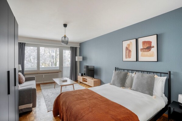 Iron/ironing board, WiFi, bed sheets