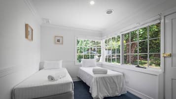 4 habitaciones, tabla de planchar con plancha, wifi y ropa de cama