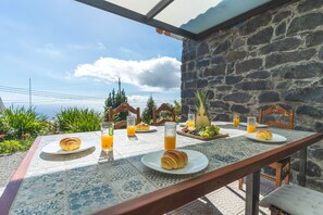 Outdoor dining - Casa da Horta by Atlantic Holiday (Santa Cruz)
