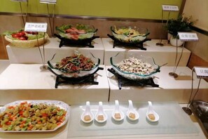 A buffet with various dishes and condiments. - Grace Inn Zibo Linzi Maoye Plaza (Zibo)