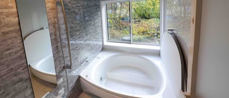 Villa familiale | Salle de bain | Articles de toilette (gratuits), séchoir à cheveux, pantoufles