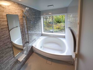 Familjevilla | Badrum | Gratis toalettartiklar, hÄrtork och tofflor