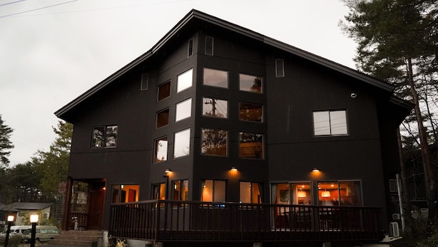 A multi-story building with a balcony, large windows, and a dark exterior. - Villa Shizen Hakuba (Hakuba)