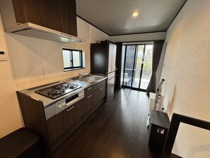 Familie huis | Privékeuken | Een koelkast, een magnetron, een kookplaat, een waterkoker