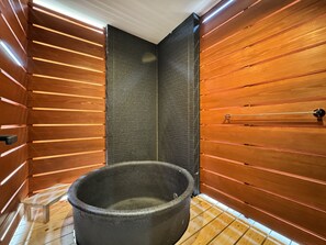 Gratis toiletartikelen, een bidet, handdoeken