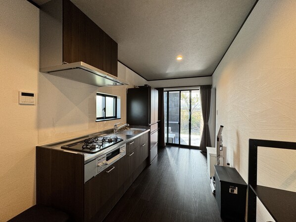 Jääkaappi, mikroaaltouuni, liesi, vedenkeitin