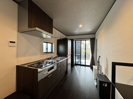 冷蔵庫、電子レンジ、コンロ、電気ポット