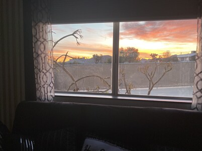 Hill top view stay- 9 mins from JTNP! Hottub-Game room-Firepit-Cowboy pool