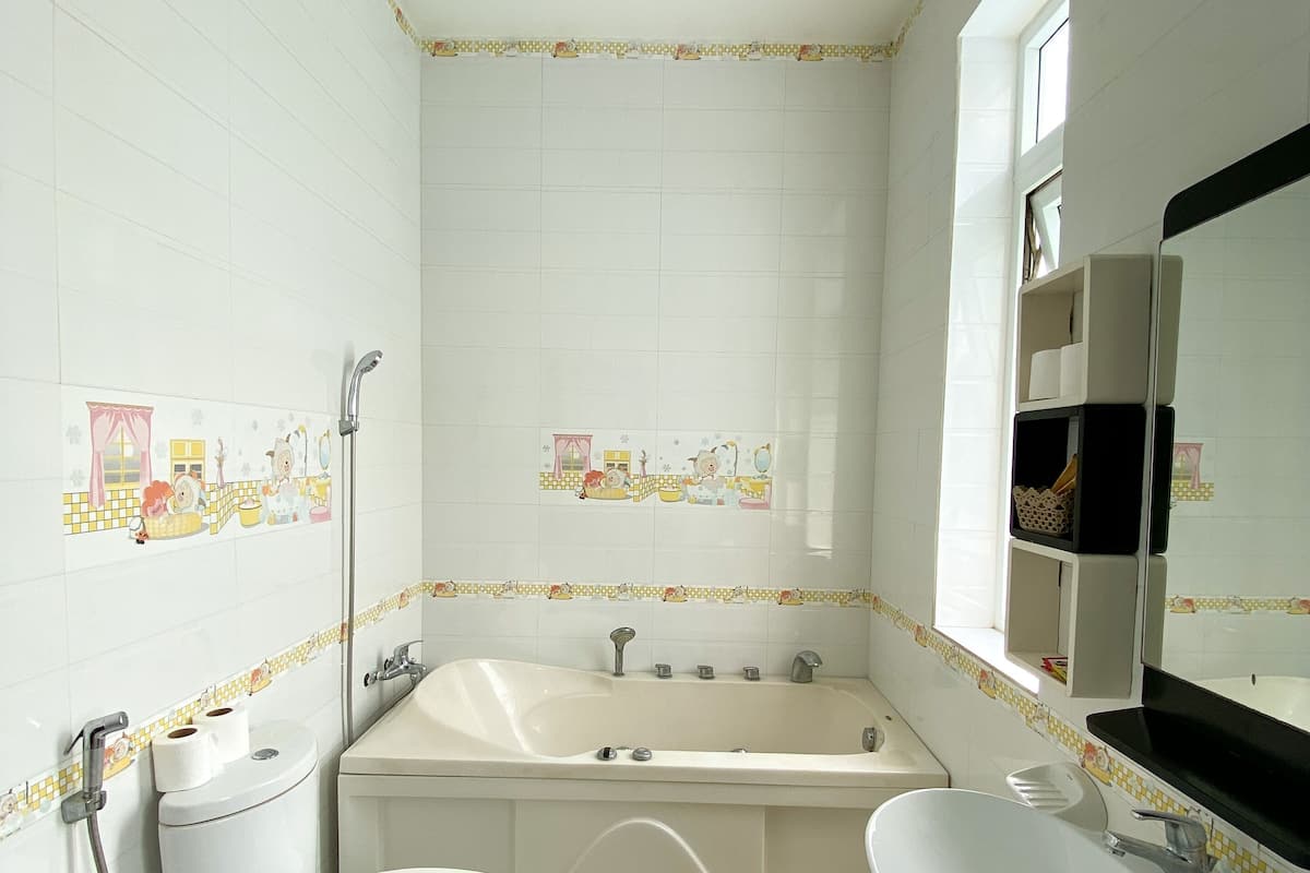 Comfort Single Room | Bathroom | Separate tub and shower, rainfall showerhead, designer toiletries
