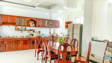 Full-sized fridge, microwave, stovetop, rice cooker