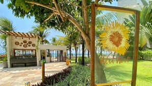 A beachside resort with a pool area, a sunbathing spot, and a sign reading "Wai Wai Tambuco Resort". - Wai Wai Cumbuco Resort (Caucaia)