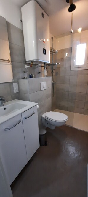 Dusche, Haartrockner, Handtücher