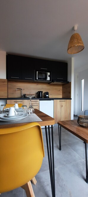 Kühlschrank, Mikrowelle, Wasserkocher mit Kaffee-/Teezubehör