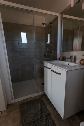 Dusch, hårtork och handdukar