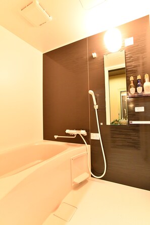 Casa Confort | Baño | Ducha y bañera combinadas, secador de pelo y zapatillas