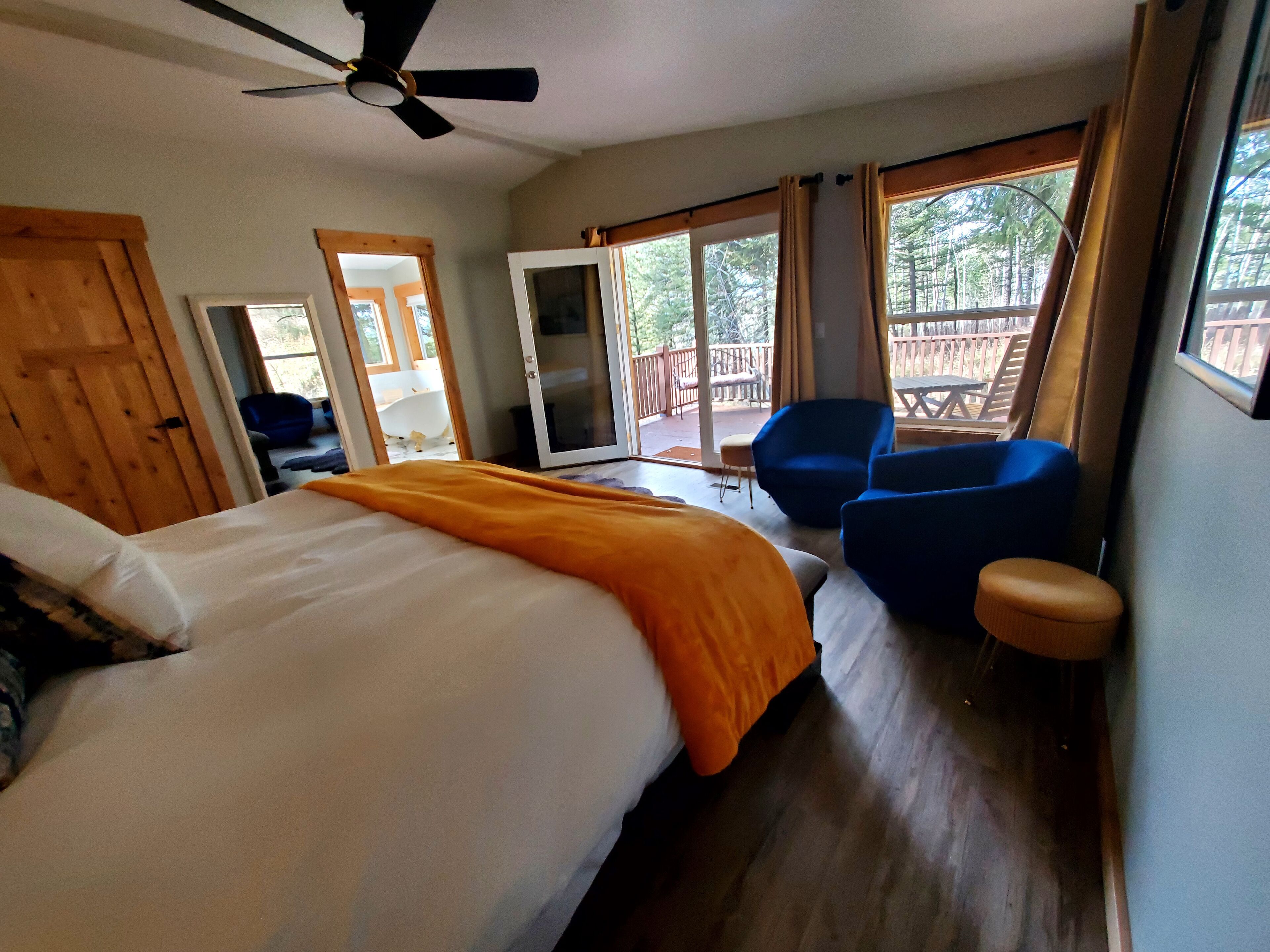 4 bedrooms, desk, iron/ironing board, travel cot