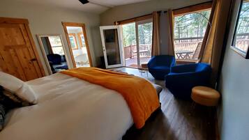 4 bedrooms, desk, iron/ironing board, travel cot