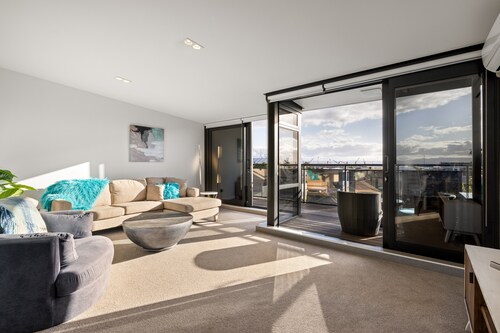 The Lookout - 1-Bedroom Apartment with Stunning Views, Pool & Gym Access, Secure Parking, and Prime Mount Maunganui Location