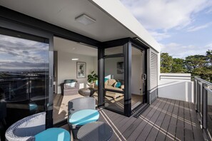 Terrace/patio - The Lookout - 1-Bedroom Apartment with Stunning Views, Pool & Gym Access, Secure Parking, and Prime Mount Maunganui Location (Mount Maunganui)
