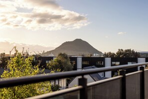 Property grounds - The Lookout - 1-Bedroom Apartment with Stunning Views, Pool & Gym Access, Secure Parking, and Prime Mount Maunganui Location (Mount Maunganui)