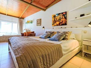 5 Schlafzimmer, Schreibtisch, Bügeleisen/Bügelbrett, WLAN