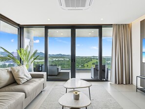 TV - B-1004 Stunning corner apartment with spectacular views (Cupecoy)