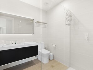 Dusj, hårføner og håndklær