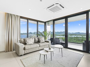 TV - B-1004 Stunning corner apartment with spectacular views (Cupecoy)