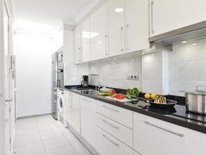 Een koelkast, een magnetron, een oven, een vaatwasser