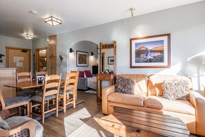 Una televisión, una chimenea