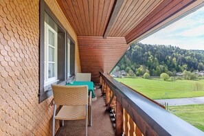 Outdoor dining - Holiday Apartment "Talblick" with Balcony, Shared Terrace & Wi-Fi (Todtmoos)