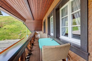 Outdoor dining - Holiday Apartment "Talblick" with Balcony, Shared Terrace & Wi-Fi (Todtmoos)
