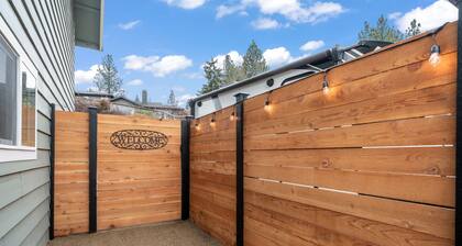 Minutes to Mt. Bachelor & Lakes. Bonus sleep nook. Private fenced yard.