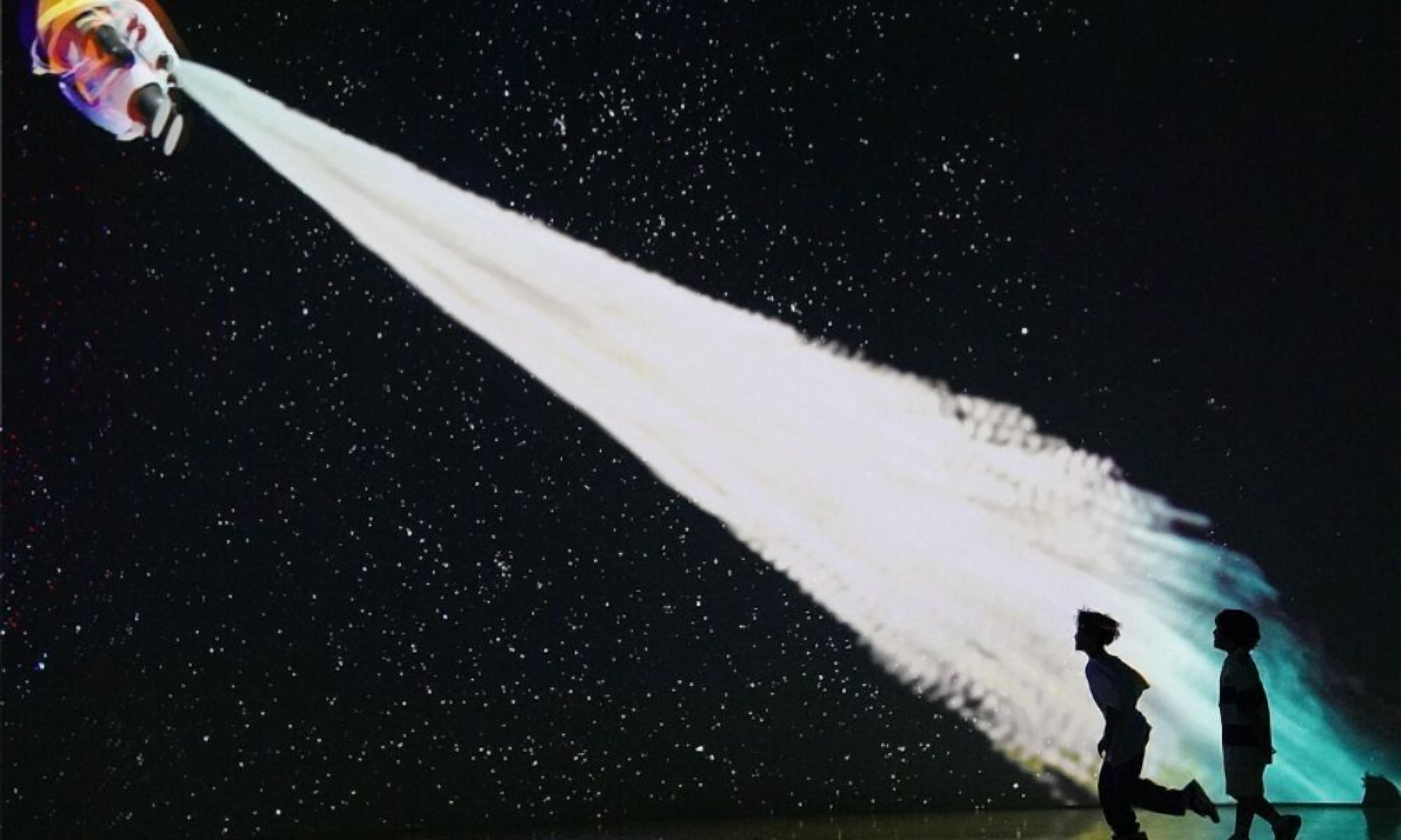 Une personne marchant avec un jet d’air puissant soufflant derrière elle.