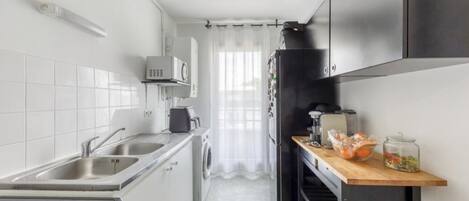 Kühlschrank, Mikrowelle, Ofen, Kochgeschirr/Geschirr/Besteck