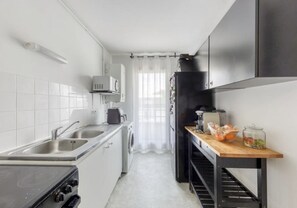 Kylskåp, mikrovågsugn, ugn och grytor/köksredskap