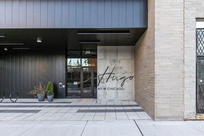 Exterior detail - Excellent River North 1BR w/ Sky Terrace & Yoga Studio, by Blueground (Chicago)