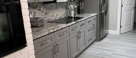 ثلاجة، ميكروويف، فرن، موقد طهي مسطح