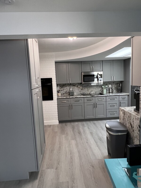 Fridge, microwave, oven, stovetop - Pet Friendly home close to beach and TaylorPark (Largo)