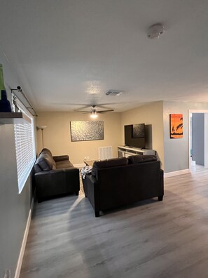 Smart TV - Pet Friendly home close to beach and TaylorPark (Largo)