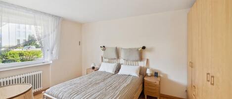 2 habitaciones, escritorio, wifi y ropa de cama