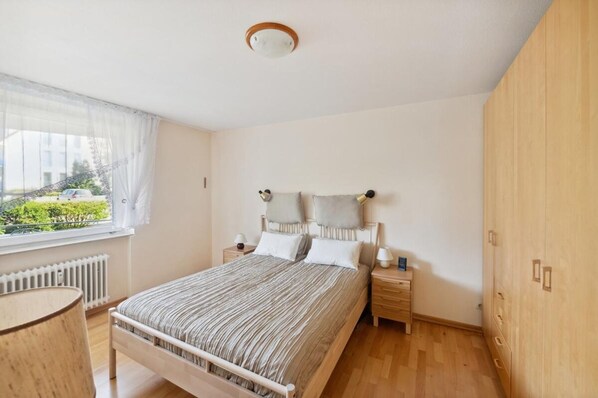 2 bedrooms, desk, WiFi, bed sheets