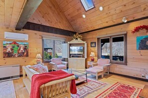 Een televisie en een open haard