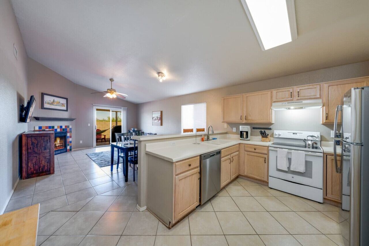 Jääkaappi, mikroaaltouuni, uuni, liesi