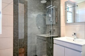 Douche, séchoir à cheveux, serviettes fournies, savon