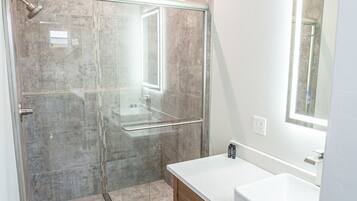 Deluxe Studio | Bathroom | Shower, rainfall showerhead, towels, soap